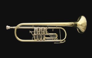 Imagebild „Neuinstrumente“ Von oben zu sehendes Neuinstrument B&S B Trompete 5/3 TR - L auf schwarzen Hintergrund.