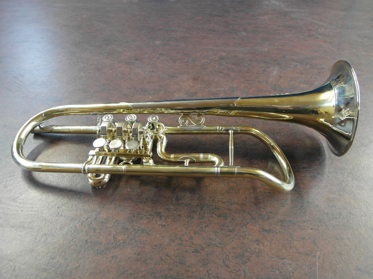 Imagebild „Beispiel Restaurierung“ : Seitenansicht einer historischen B- Trompete im restauriertem , poliertem Zustand